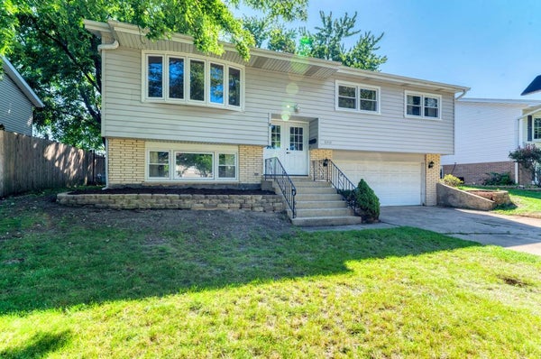 8719 WILLOW RD, HICKORY HILLS, IL 60457 - Image 3da24d2cc9f6c82d47a9d1e304570b4d/360670256