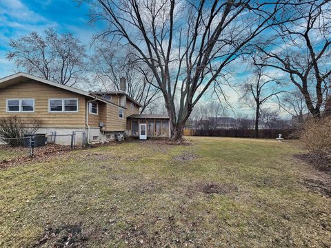 Tiny photo for 1831 N Rolling Lane, Arlington Heights, IL 60004 (MLS # 12581637)