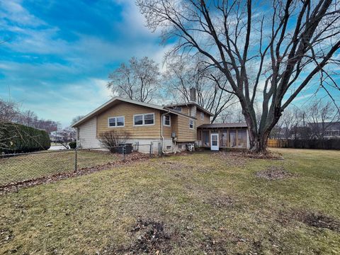 Tiny photo for 1831 N Rolling Lane, Arlington Heights, IL 60004 (MLS # 12581637)