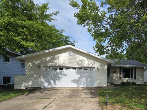 Photo of 2016 Juniper Lane, Bloomington, IL 61701 (MLS # 12679186)
