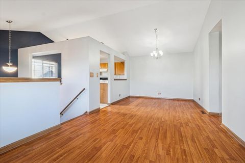 Tiny photo for 601 E Victoria Circle, North Aurora, IL 60542 (MLS # 12524668)