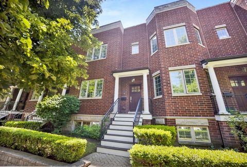 Photo of 1825 W Sunnyside Avenue, Chicago, IL 60640 (MLS # 12662307)