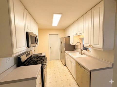 Tiny photo for 233 Harvest Court, Vernon Hills, IL 60061 (MLS # 12561885)