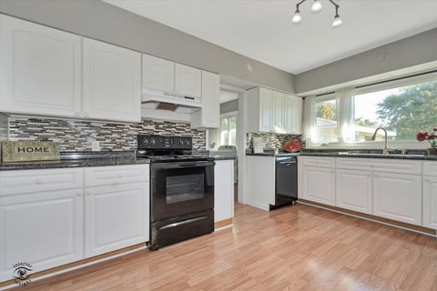 Tiny photo for 930 S Pine Street, New Lenox, IL 60451 (MLS # 12788274)