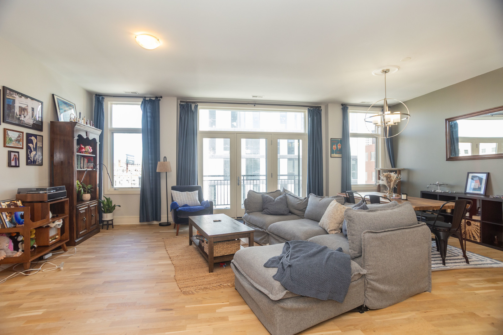 711 W GRAND Avenue 402