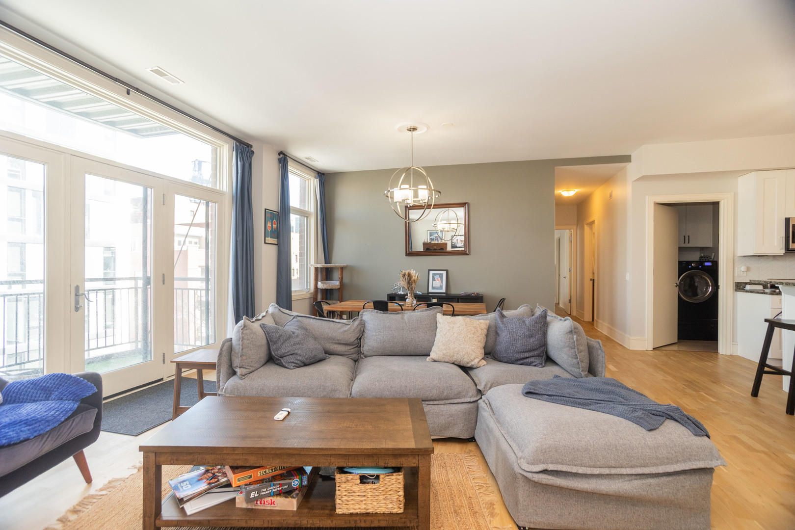 711 W GRAND Avenue 402