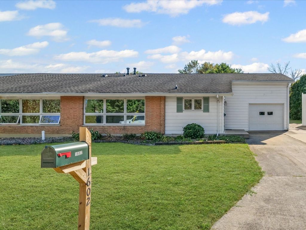 Photo for 1602 GOLFVIEW Circle, Rantoul, IL 61866 (MLS # 12488562)