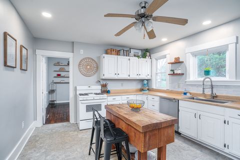 Tiny photo for 606 Indian Road, Davenport, IA 52802 (MLS # 12621436)