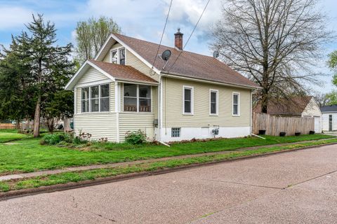 Photo of 606 Indian Road, Davenport, IA 52802 (MLS # 12621436)