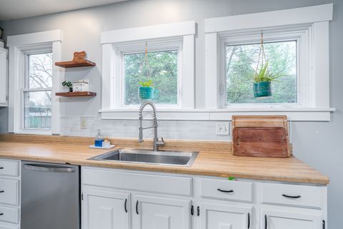 Tiny photo for 606 Indian Road, Davenport, IA 52802 (MLS # 12621436)