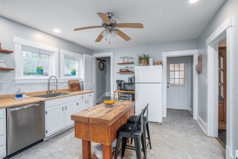 Tiny photo for 606 Indian Road, Davenport, IA 52802 (MLS # 12621436)