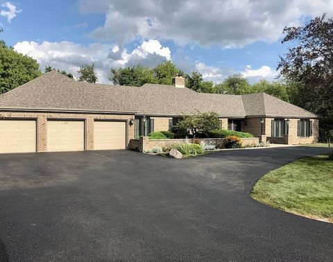 Photo of 36 Seneca Avenue E, Hawthorn Woods, IL 60047 (MLS # 12560123)