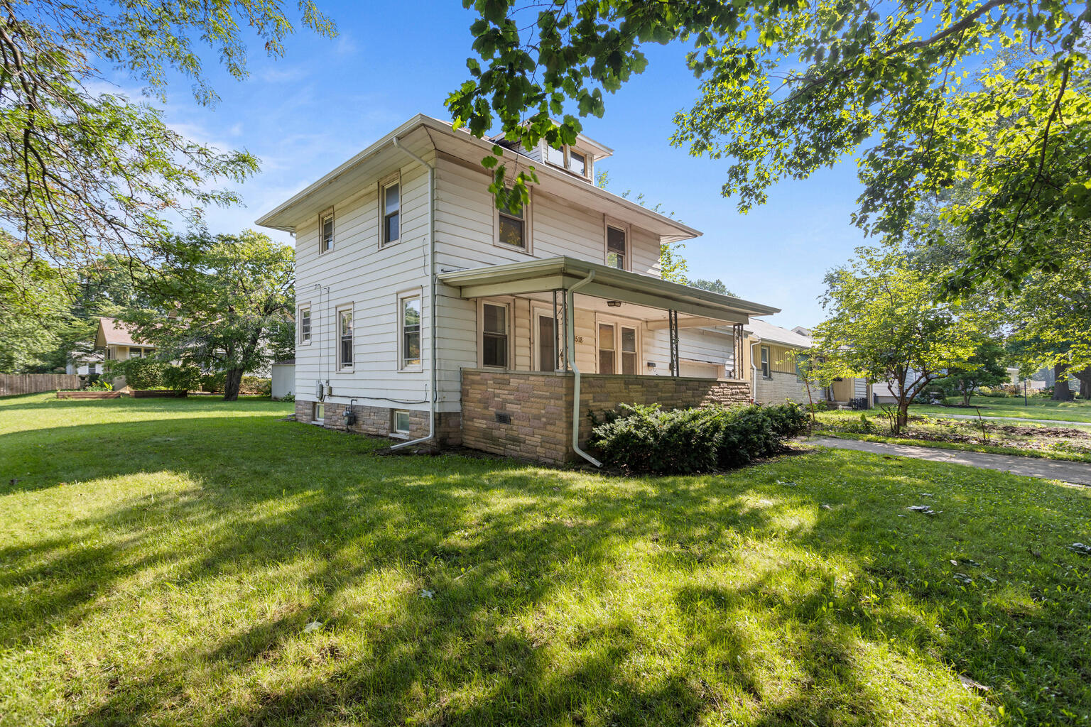 1518 W UNIVERSITY Avenue