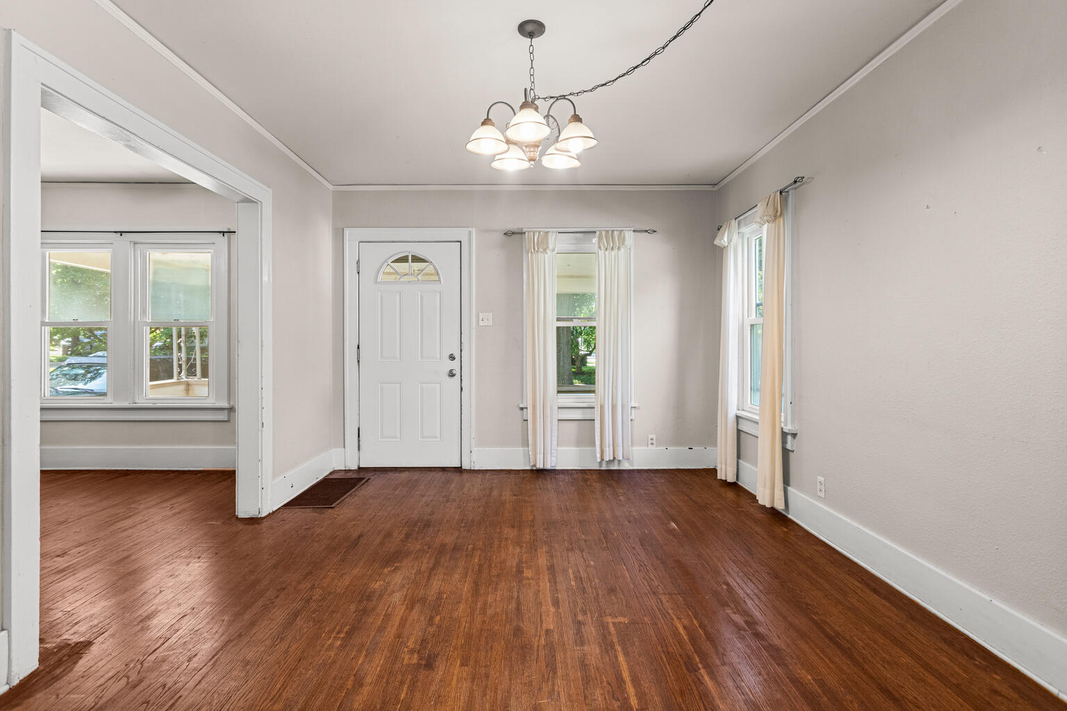 1518 W UNIVERSITY Avenue
