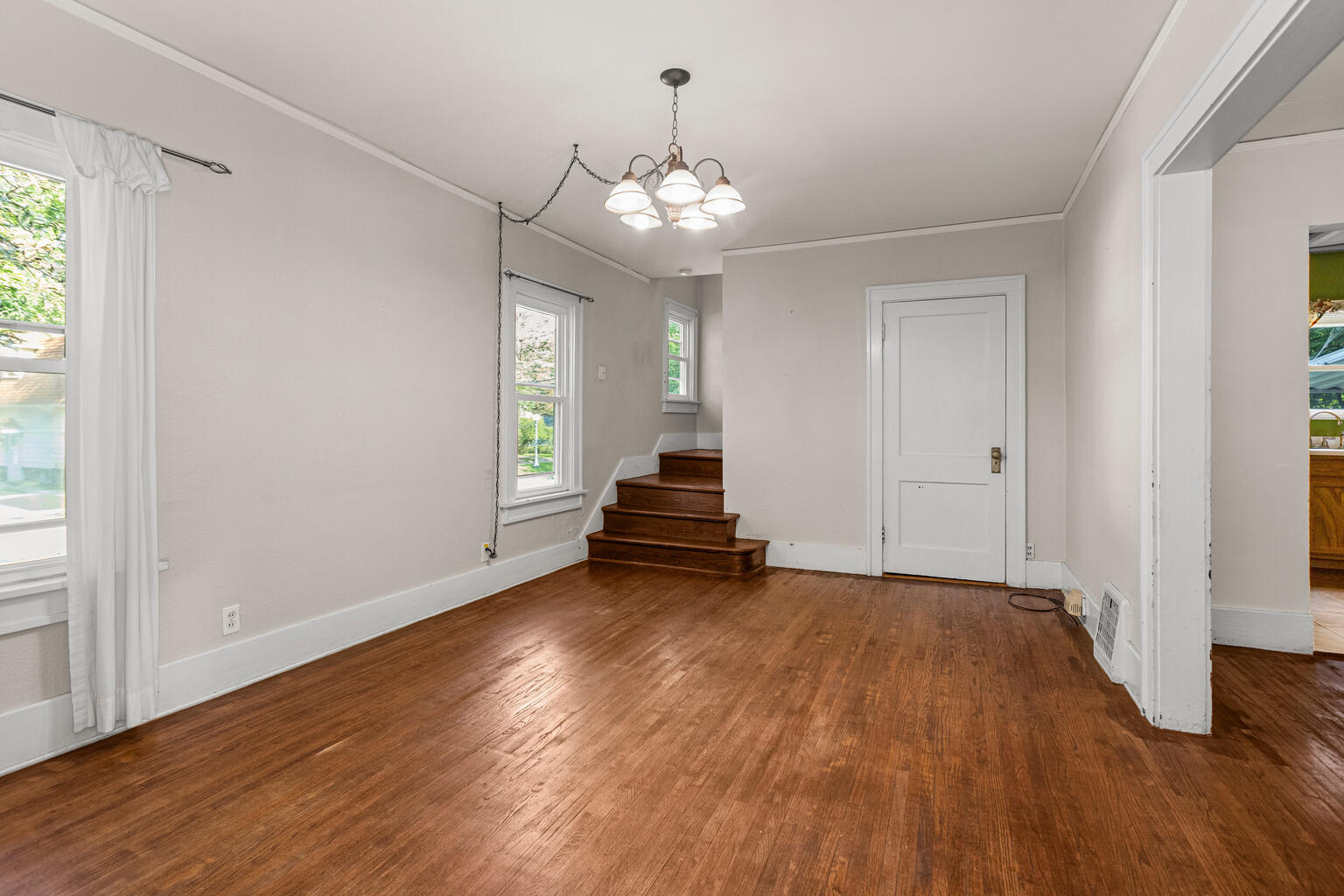 1518 W UNIVERSITY Avenue
