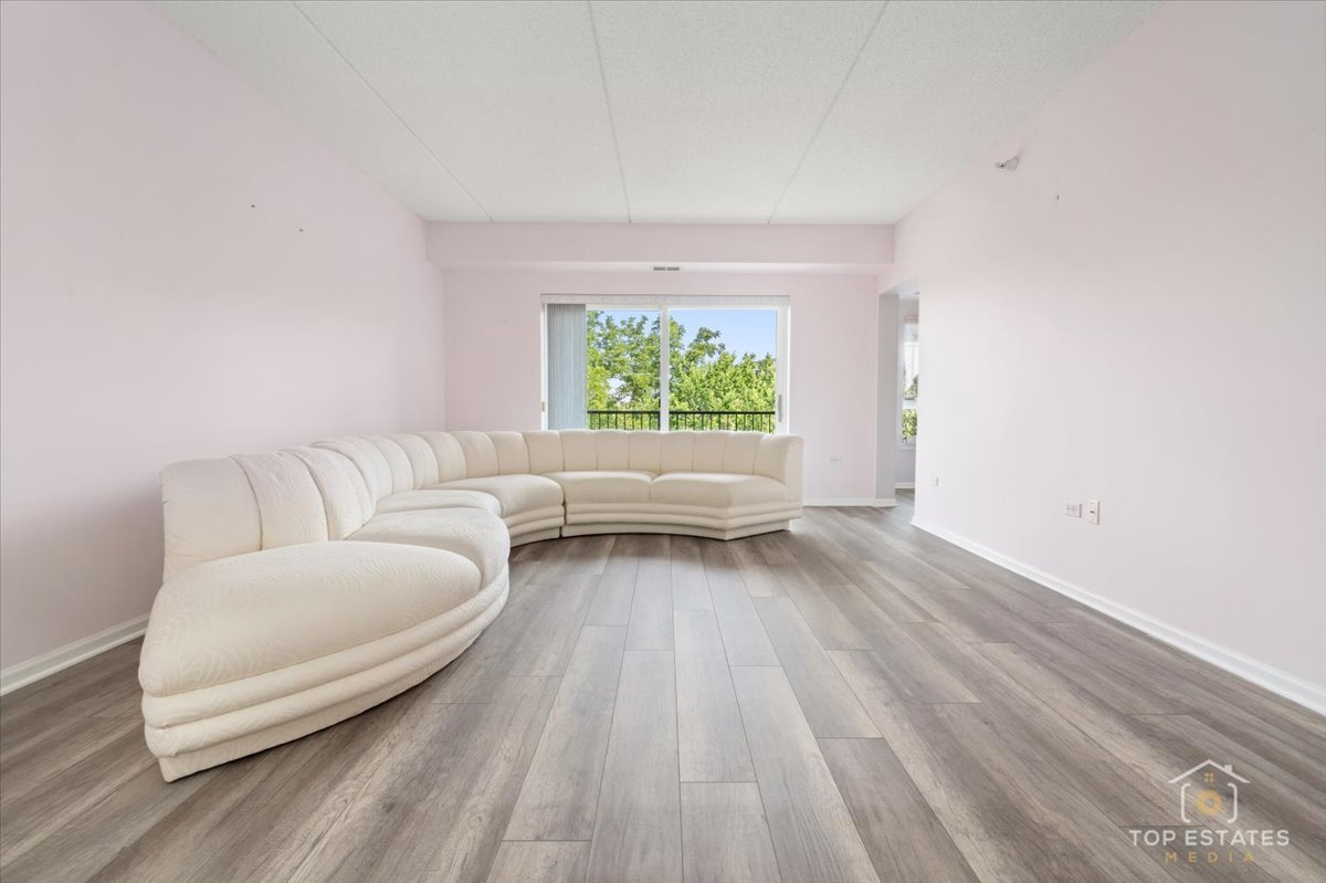 190 N Milwaukee Avenue 3-604