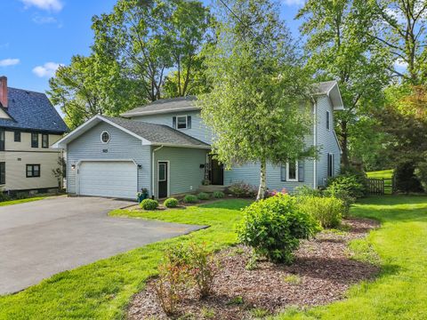 525 W Jackson Street Woodstock IL 60098
