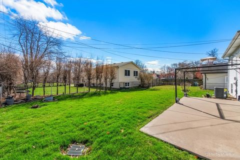 Tiny photo for 1411 Jill Court, Glendale Heights, IL 60139 (MLS # 12593914)