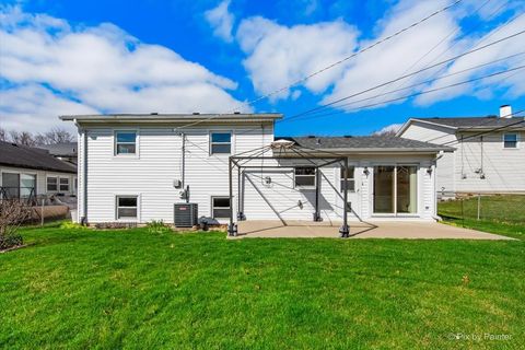 Tiny photo for 1411 Jill Court, Glendale Heights, IL 60139 (MLS # 12593914)