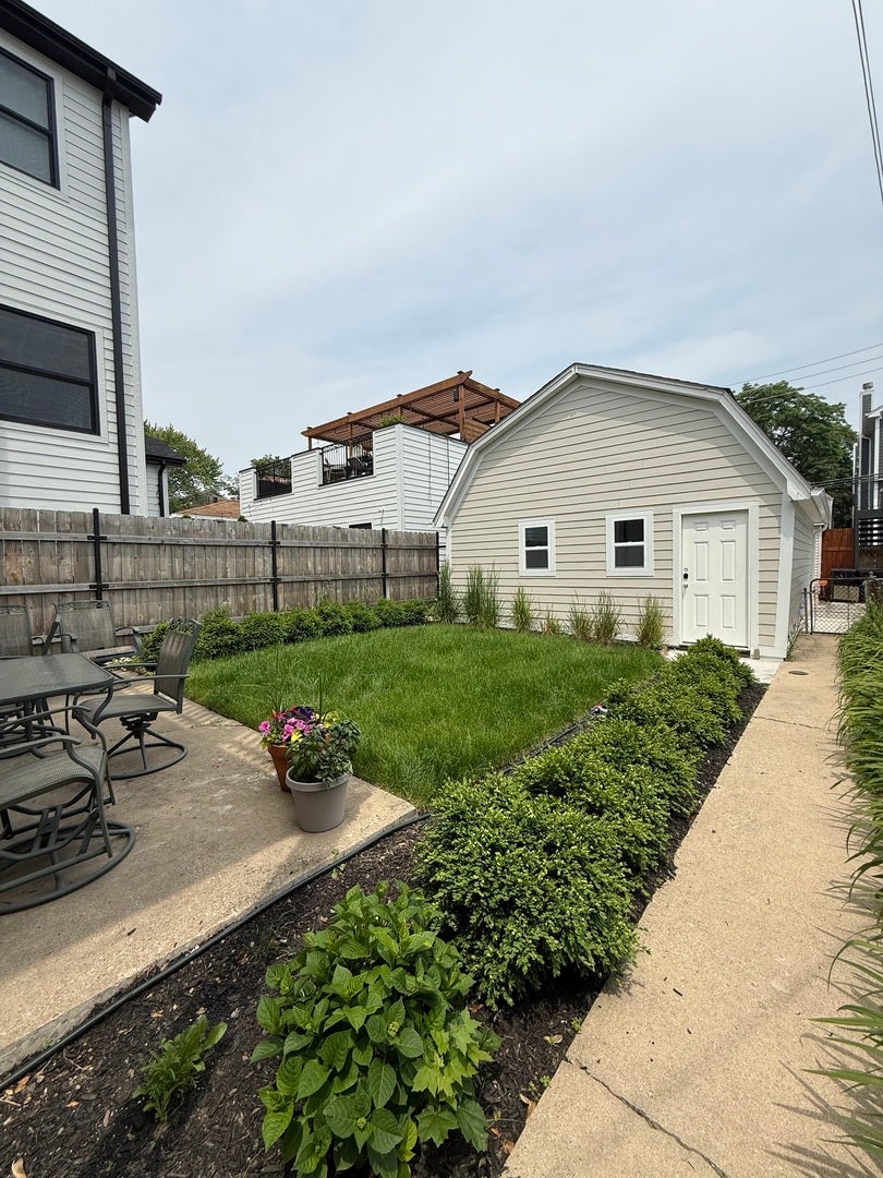 1928 W Barry Avenue 2