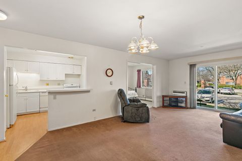 Tiny photo for 2415 S Goebbert Road #105, Arlington Heights, IL 60005 (MLS # 12606817)