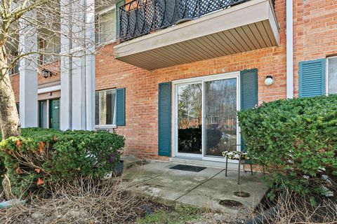 Tiny photo for 2415 S Goebbert Road #105, Arlington Heights, IL 60005 (MLS # 12606817)