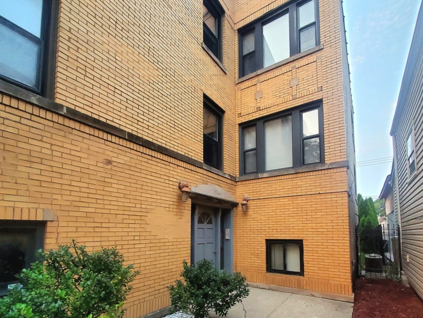 2747 N Oak Park Avenue