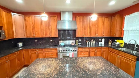 Tiny photo for 422 W 42nd Place, Chicago, IL 60609 (MLS # 12639633)