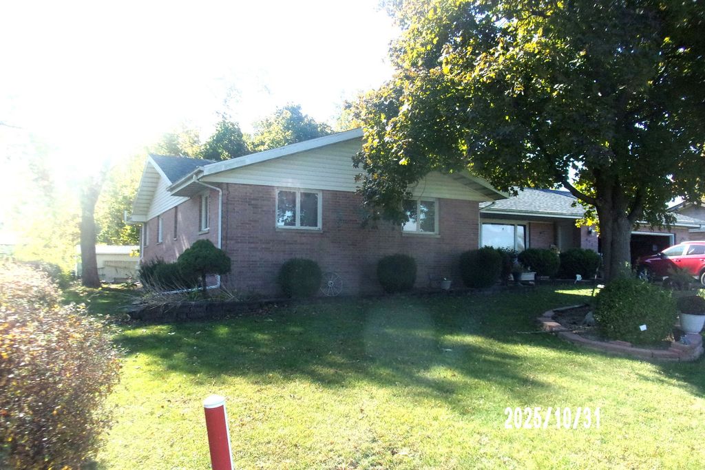 Photo for 407 E Pine Street, Chatsworth, IL 60921 (MLS # 12508559)