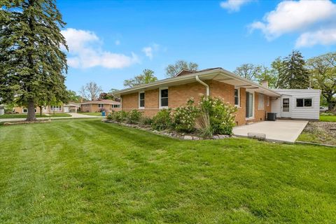 Tiny photo for 5549 W 102nd Street, Oak Lawn, IL 60453 (MLS # 12642120)