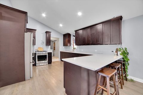 Tiny photo for 5549 W 102nd Street, Oak Lawn, IL 60453 (MLS # 12642120)