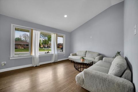 Tiny photo for 5549 W 102nd Street, Oak Lawn, IL 60453 (MLS # 12642120)
