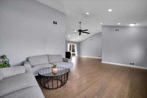 Tiny photo for 5549 W 102nd Street, Oak Lawn, IL 60453 (MLS # 12642120)