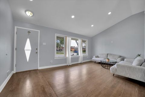 Tiny photo for 5549 W 102nd Street, Oak Lawn, IL 60453 (MLS # 12642120)