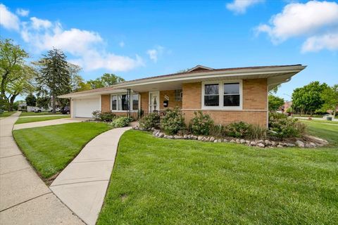 Photo of 5549 W 102nd Street, Oak Lawn, IL 60453 (MLS # 12642120)