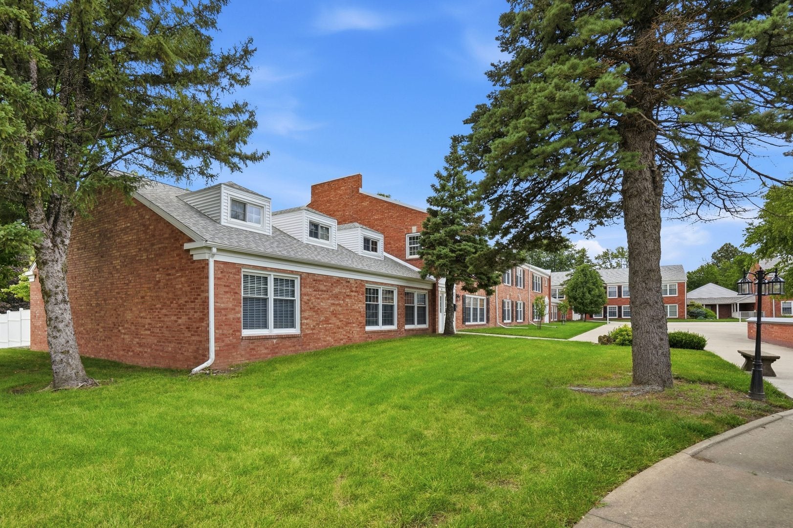 3215 E LOCUST Street 71