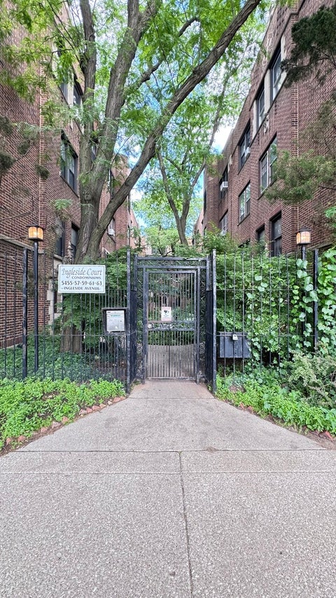 Photo of 5455 S Ingleside Avenue #1E, Chicago, IL 60615 (MLS # 12782258)