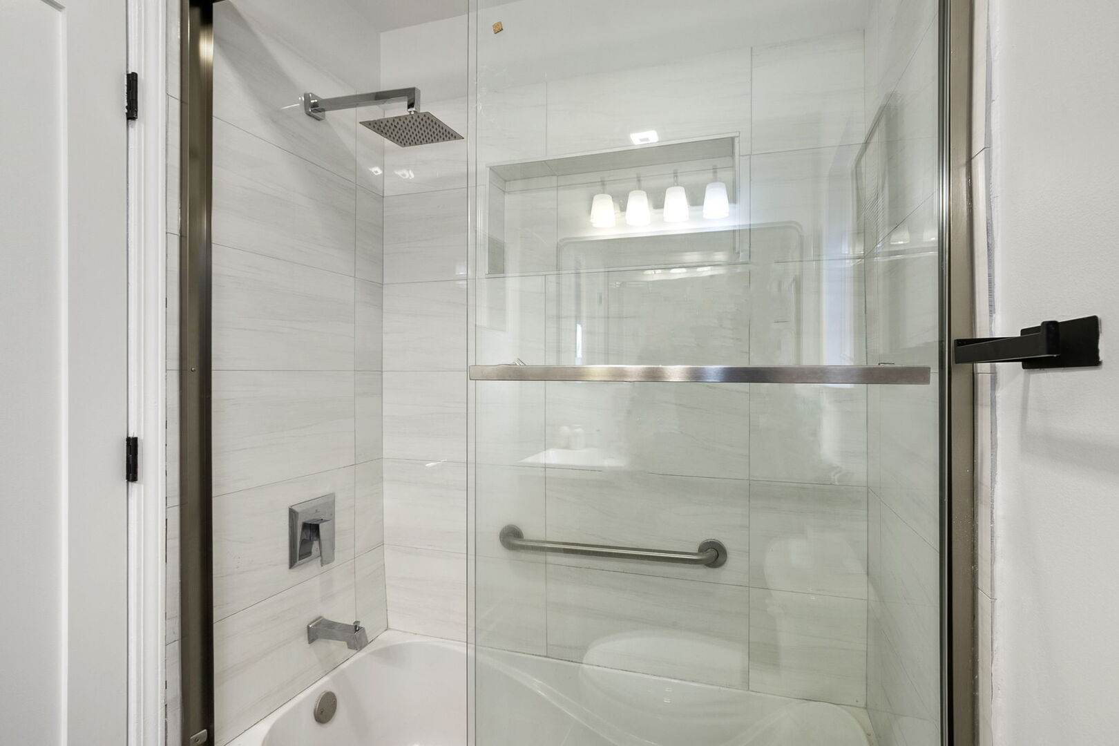 Chicago, Illinois 60651, United States, 3 Bedrooms Bedrooms, ,3 BathroomsBathrooms,Residential,Active,239702