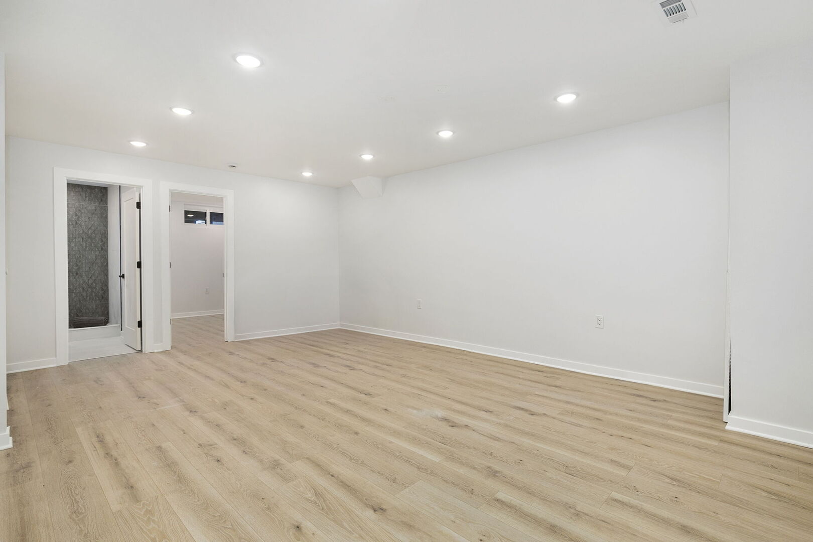 Chicago, Illinois 60651, United States, 3 Bedrooms Bedrooms, ,3 BathroomsBathrooms,Residential,Active,239702