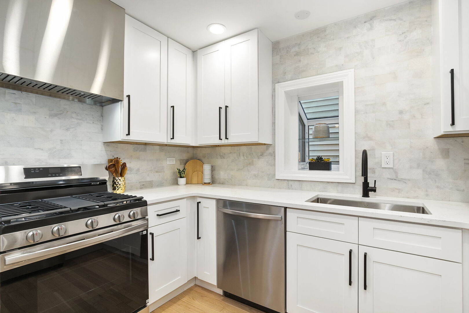 Chicago, Illinois 60651, United States, 3 Bedrooms Bedrooms, ,3 BathroomsBathrooms,Residential,Active,239702