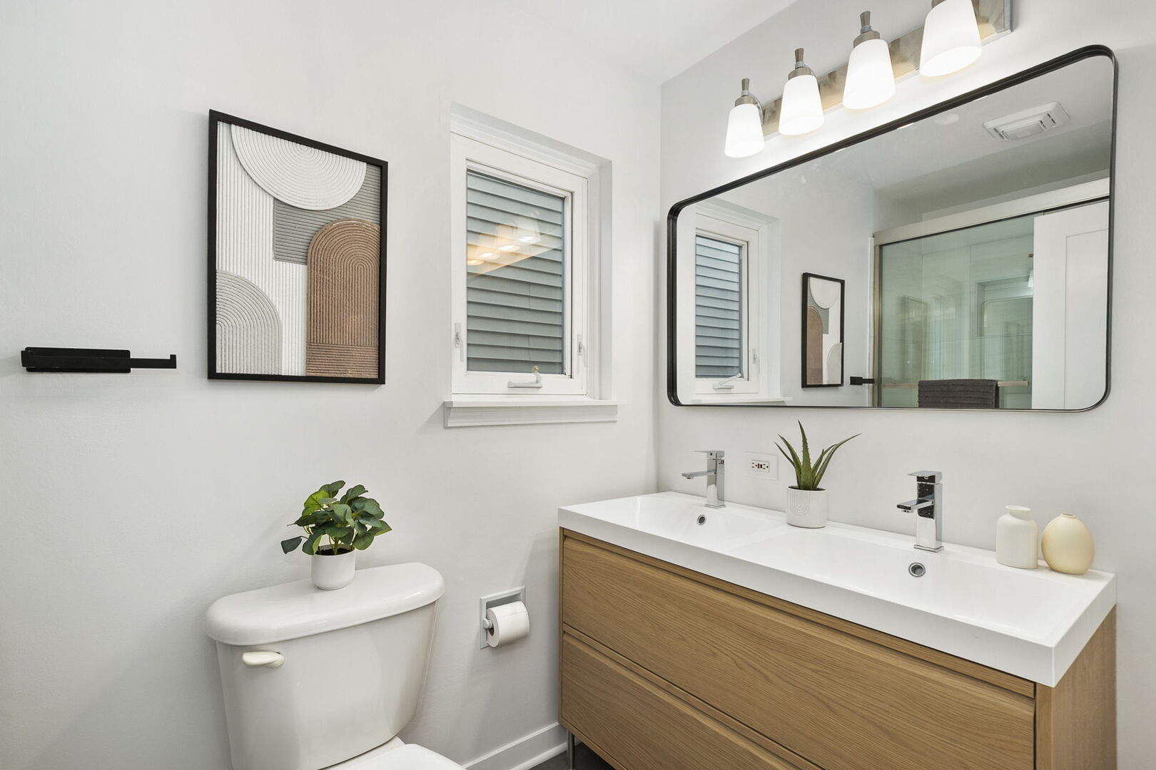 Chicago, Illinois 60651, United States, 3 Bedrooms Bedrooms, ,3 BathroomsBathrooms,Residential,Active,239702