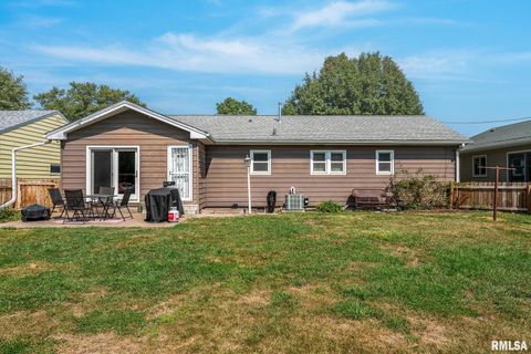 Tiny photo for 2417 W 18th Street, Davenport, IA 52804 (MLS # QC4267322)