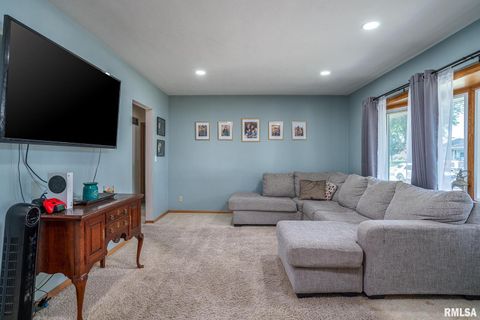 Tiny photo for 2417 W 18th Street, Davenport, IA 52804 (MLS # QC4267322)