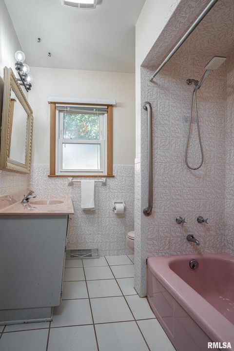 Tiny photo for 2417 W 18th Street, Davenport, IA 52804 (MLS # QC4267322)