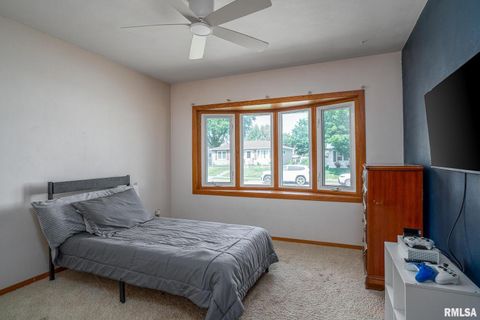 Tiny photo for 2417 W 18th Street, Davenport, IA 52804 (MLS # QC4267322)