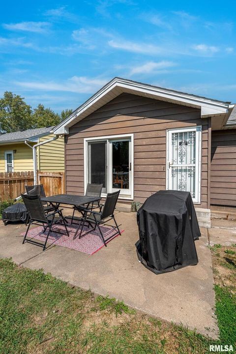 Tiny photo for 2417 W 18th Street, Davenport, IA 52804 (MLS # QC4267322)