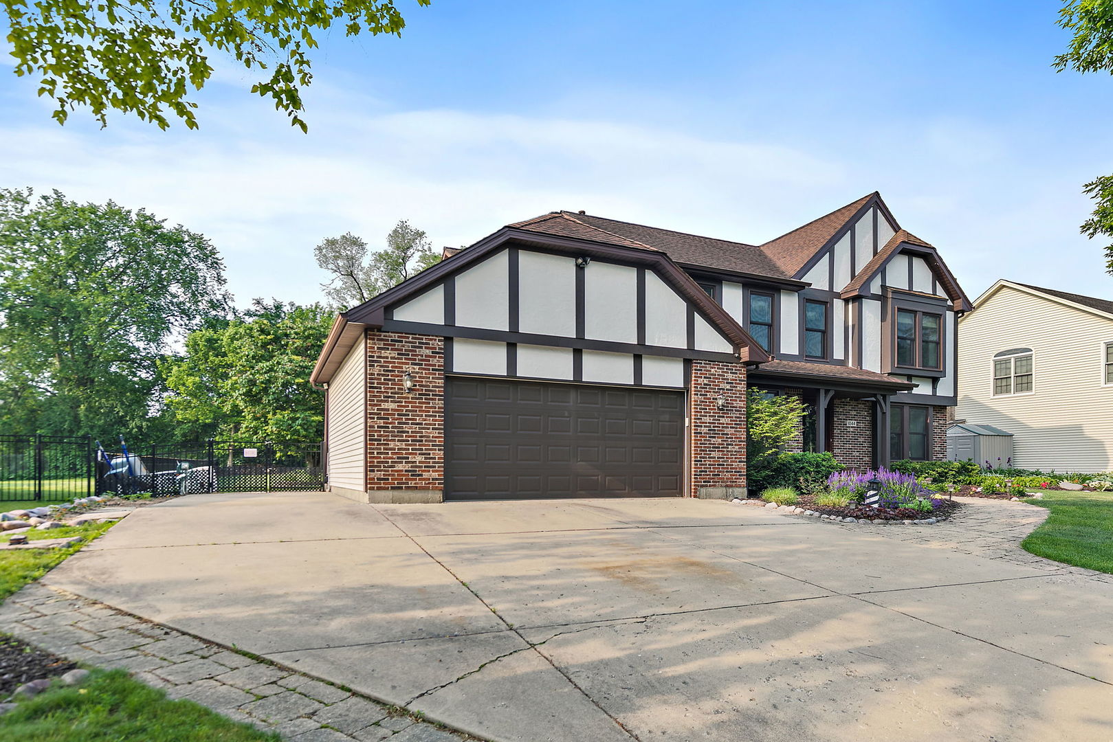 1044 Inverness Lane