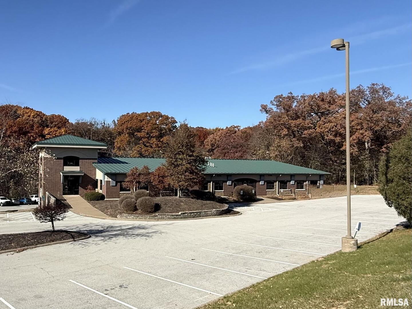 Photo 1 of 16 — 555 VALLEY VIEW Drive, Moline, IL 61265