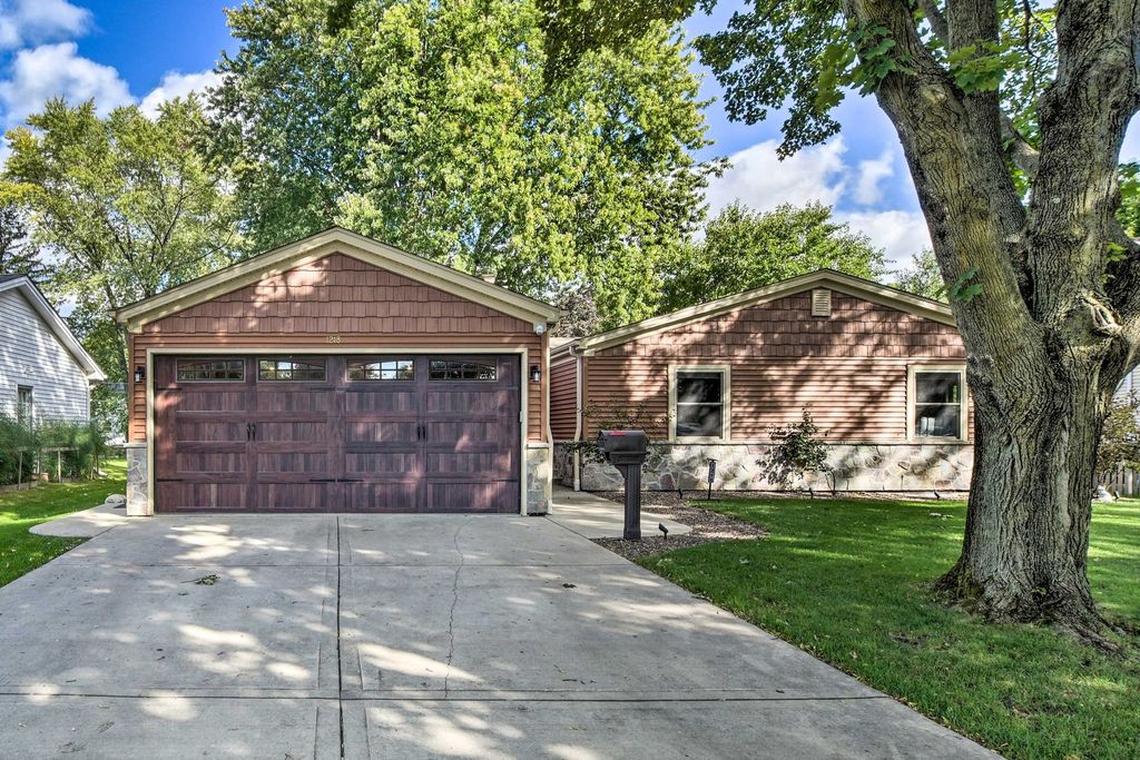 Photo for 1218 S 7th Street, St. Charles, IL 60174 (MLS # 12495946)
