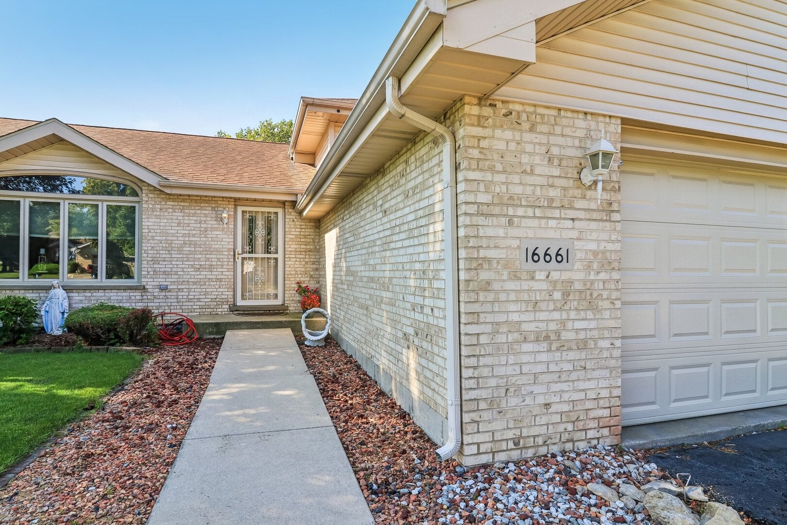 16661 W ONEIDA Drive